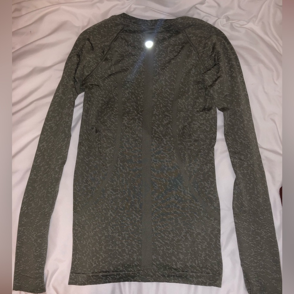 Lululemon swiftly tech long sleeve size 4